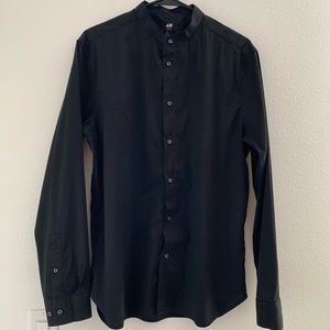 SLIM FIT BLACK DRESS SHIRT.